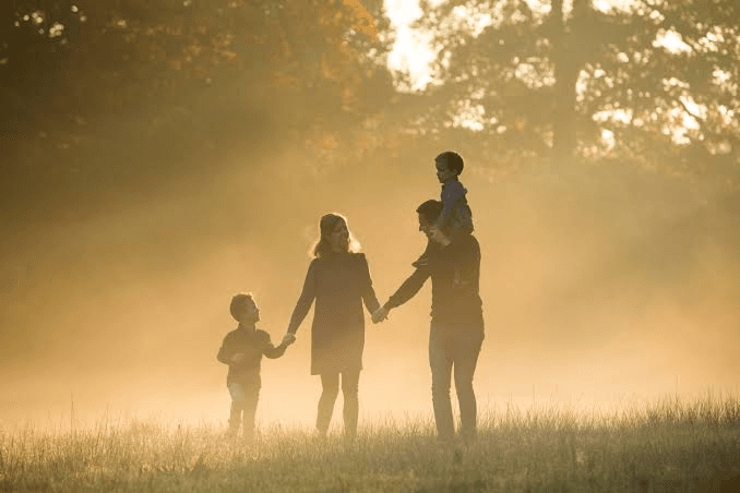 Mensen in een mistig natuurlandschap